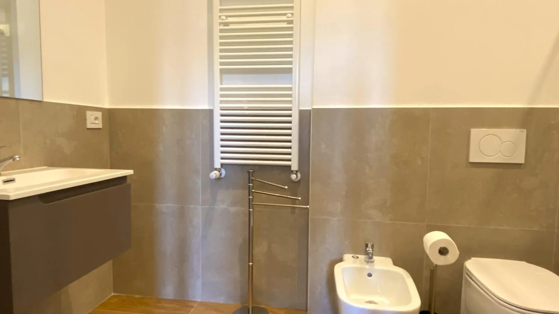 Urban Nest Rooms Red Carpet Bologna Italy